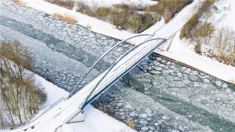 Das Eis behindert die Schifffahrt.