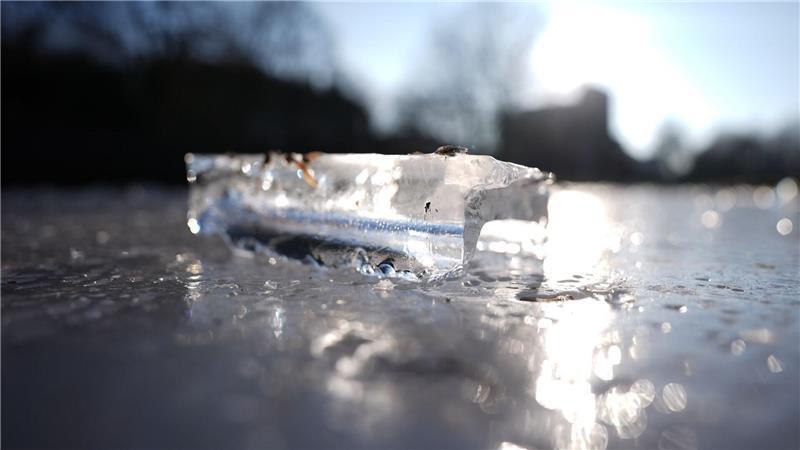 Das Eis ist mancherorts zwar dick, aber das reicht nicht aus, um es betreten zu können. (Symbolfoto) 