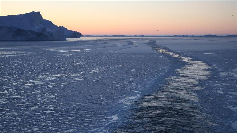 Das Eis über Grönland verringerte sich 2025 im 29. Jahr in Folge. Es schmilzt direkt oder fließt ins Meer. (Illustration)