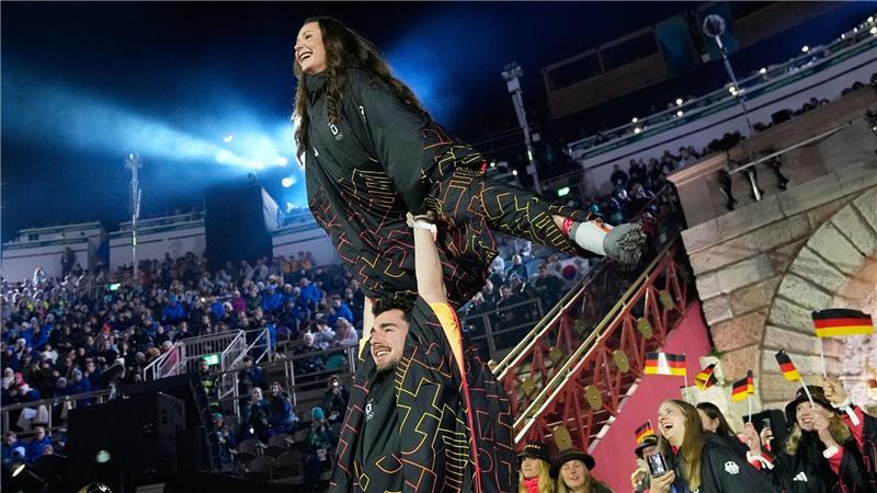„Großes, großartiges Italien“: Medien zum Olympia-Abschluss Das Eiskunstlauf-Duo Annika Hocke und Robert Kunkel zeigte eine Hebefigur.