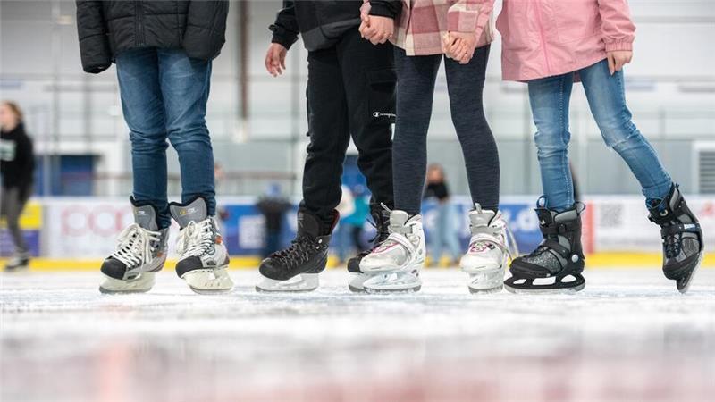 Von Disco bis Hüttenzauber: Das bietet die Harsefelder Eissporthalle Das Eislauf-Vergnügen startet in die nächste Runde
