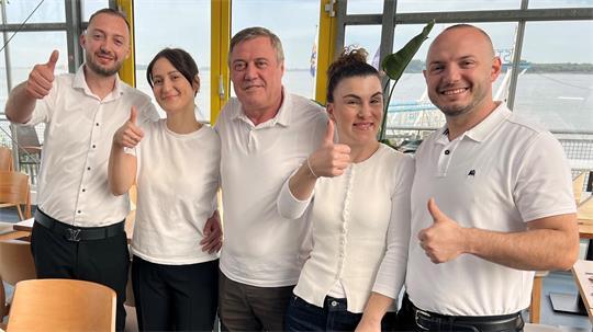 Das Elbblick-Team um die beiden Betreiber Bajram (links) und Ergys Palushi (rechts) kurz vor der Eröffnung am Mittwochvormittag.