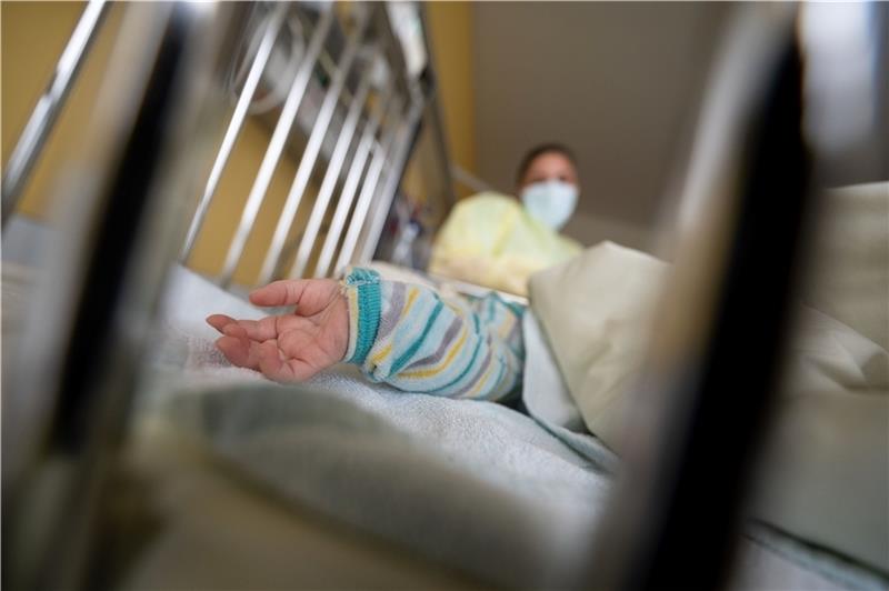 Das Elbe Klinikum Stade nimmt täglich drei Kinder mit RS-Virusinfektion auf und hat bislang keine Patienten abgewiesen. Foto: dpa