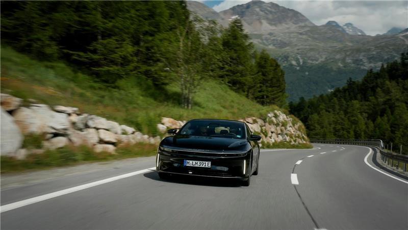Rekordfahrt: E-Auto schafft 1205 Kilometer mit einer Ladung Das Elektroauto von Lucid auf der Fahrt durch die Alpen - mit einer Elektroladung kam es so weit wie noch kein anderes Auto auf den Straßen.