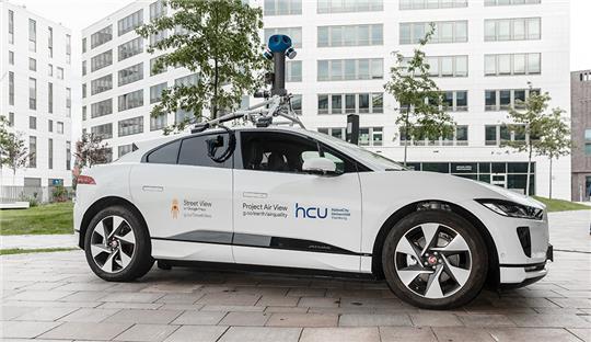 Das Elektroauto des Internetkonzerns Google soll mit Sensortechnik die Luftqualität messen. In Zusammenarbeit mit dem Science Lab der Hafencity Universität soll dann eine interaktive Luftqualitätskarte entstehen. Foto: Markus Scholz/dpa
