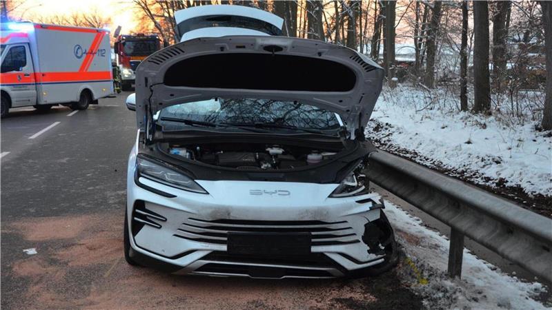 Das Elektrofahrzeug der Marke BYD wurde bei dem Unfall stark beschädigt.
