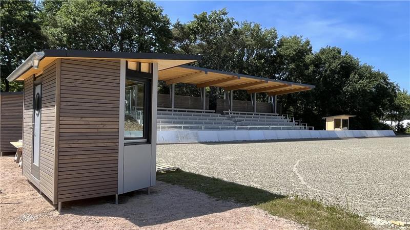 Das Elmloher „Dressurstadion“: Am Viereck 1 ist eine Tribüne gebaut worden und neue Richterhäuser wurden aufgestellt, nachdem bereits Ebbe-und-Flut-Plätze entstanden sind. 