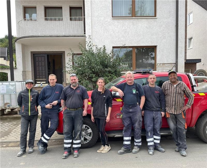 Elstorfer helfen den Flutopfern im Ahrtal Das Elstorfer Team mit weiteren Helfern vor Ort in Ahrweiler. Foto: Allgeier