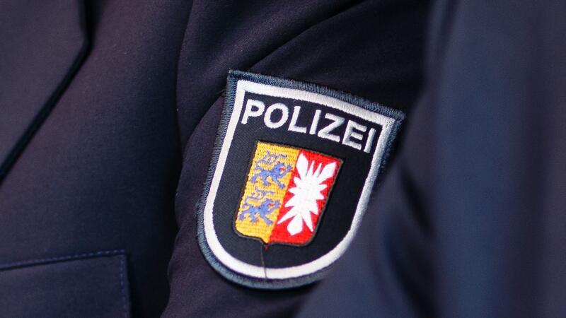 Das Emblem der Landespolizei Schleswig-Holstein ist auf einer Jacke aufgenäht.