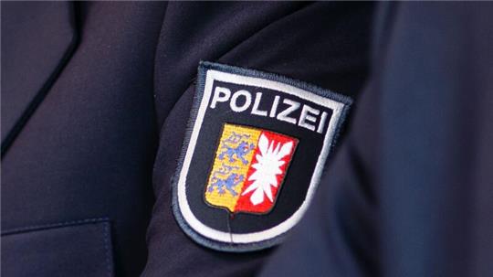 Das Emblem der Landespolizei Schleswig-Holstein ist auf einer Jacke aufgenäht.