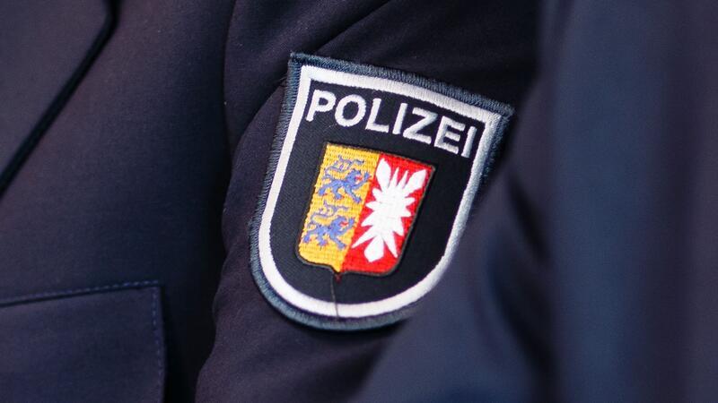 Rund 165.000 Menschen besuchen Holstenköste in Neumünster Das Emblem der Landespolizei Schleswig-Holstein ist auf einer Jacke aufgenäht.