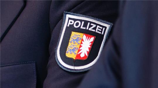 Das Emblem der Landespolizei Schleswig-Holstein ist auf einer Jacke aufgenäht.