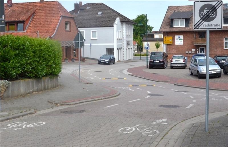 Das Ende der Fahrradstraße von der Böberstroot Richtung Griemshorster Straße: Schwellen und Zeichnungen beruhigen den Verkehr. Fotos: Fehlbus