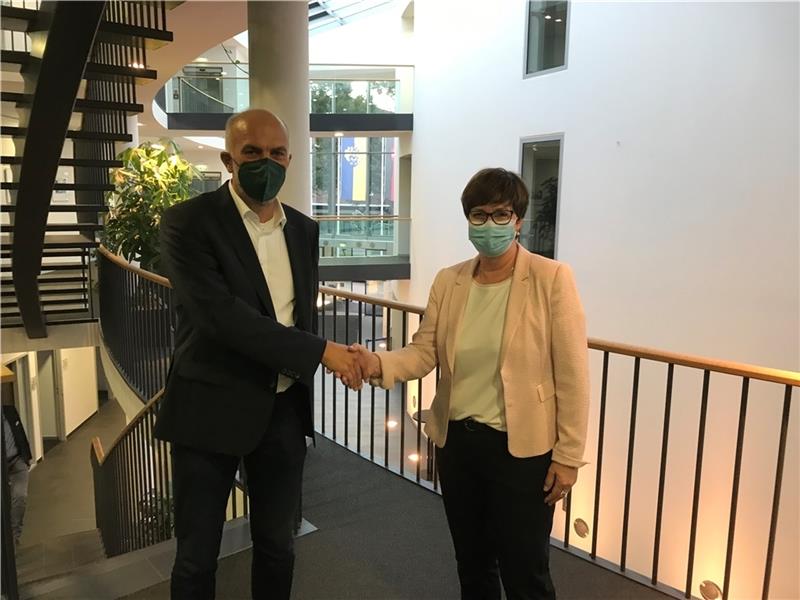 Das Ende des sieben Jahre langen Duells: Michael Lemke gratuliert Bürgermeisterin Katja Oldenburg-Schmidt zum Wahlsieg. Foto: Wisser