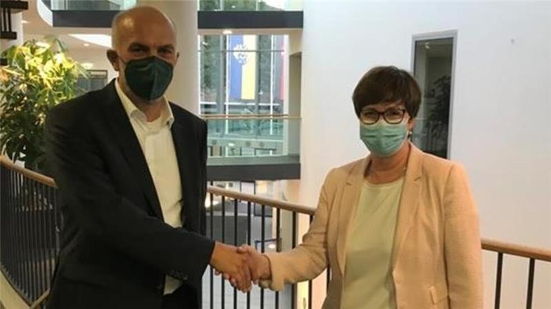 Buxtehudes Bürgermeisterin: „Der Ton wird rauer“ Das Ende des sieben Jahre langen Duells: Michael Lemke gratuliert 2021 Bürgermeisterin Katja Oldenburg-Schmidt zum Wahlsieg. Der Grünen-Fraktionsvorsitzende trat auch 2014 gegen sie an und verlor.