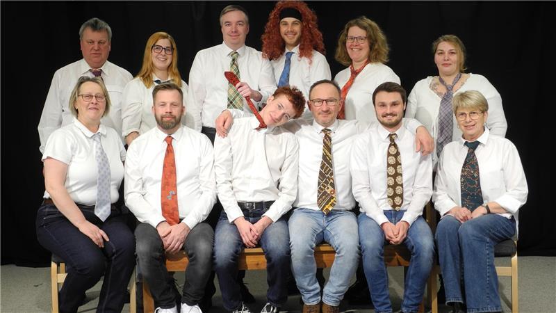 Engelschoff: Beziehungschaos und eine vermeintliche Leiche im Schrank Das Ensemble mit weißem Hemd und Krawatte. Letzere spielen eine gewichtige Rolle im Stück "De Liek in't Schapp".