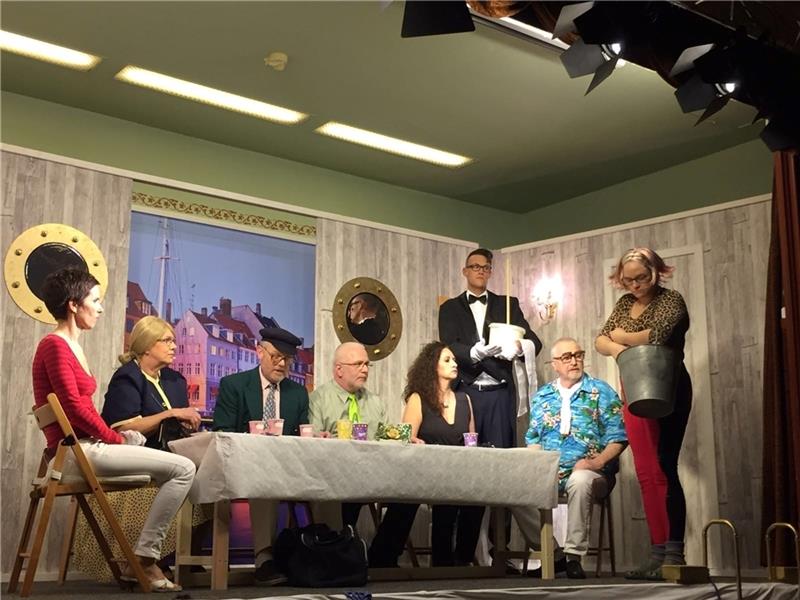 Das Ensemble probt das plattdeutsche Theaterstück „Suur Tieden - Störm in’t Gurkenglas“.