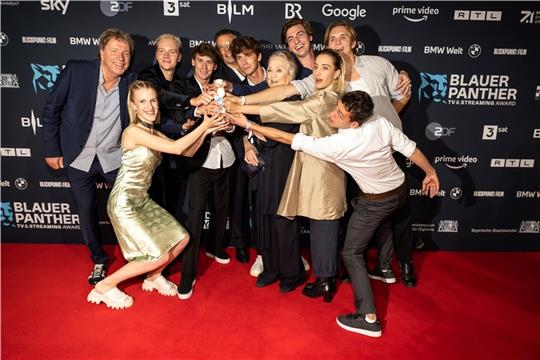 Das Ensemble um Klara Lange (links) und der „Blaue Panther“ - vorher Bayrischer Fernsehpreis - für die beliebteste Serie. Foto: MedienBayern/Johannes Müller