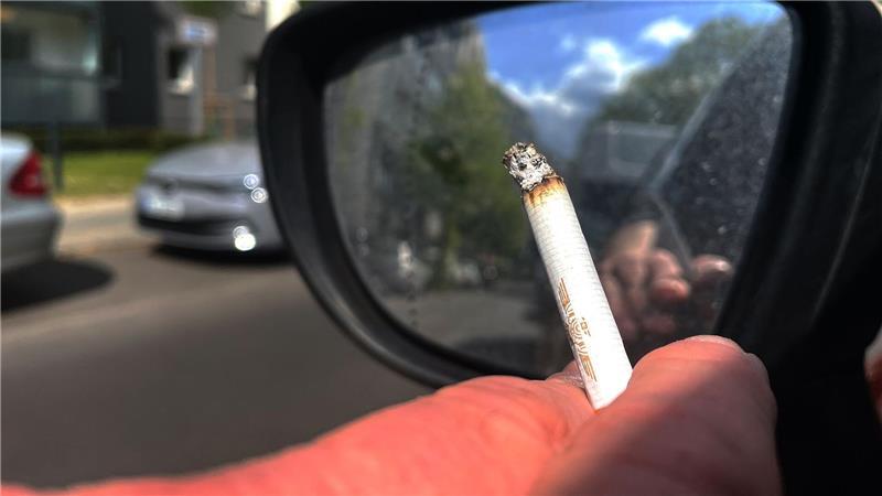 Italien droht mit drastischen Strafen für Müll aus dem Auto Das Entsorgen von Zigaretten aus dem Auto kann in Italien künftig teuer werden. (Archivbild)