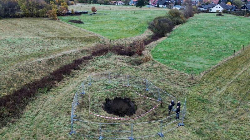 300 Jahre alter Schacht im Harz stürzt ein Das Erdloch ist acht Meter tief und hat einen Durchmesser von fünf Metern.