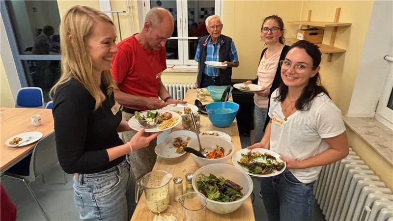 Neu in Buxtehude und wenig Kontakte? Dieser Trend soll Abhilfe schaffen Das Ergebnis schmeckt und ist eine Freude für die Augen: Teilnehmerinnen und Teilnehmer nehmen sich von den Speisen, die sie gemeinsam zubereitet haben.