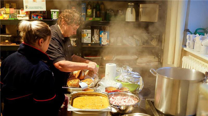 Das Essen für die Bedürftigen wird frisch gekocht.
