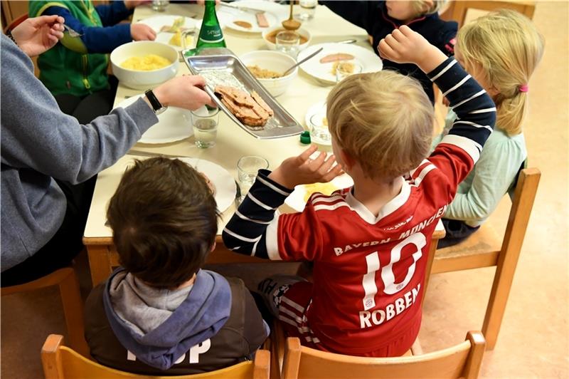 Das Essen in den Kindertagesstätten in Buxtehude wird teurer (Symbolbild). Foto: Carsten Rehder/dpa