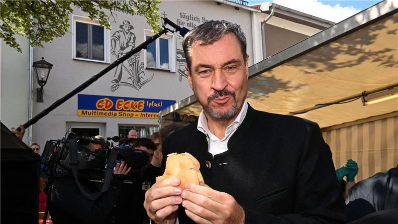 Schweine-Wettgrillen mit Söder und Peta-Protest Das Essen schmeckt.