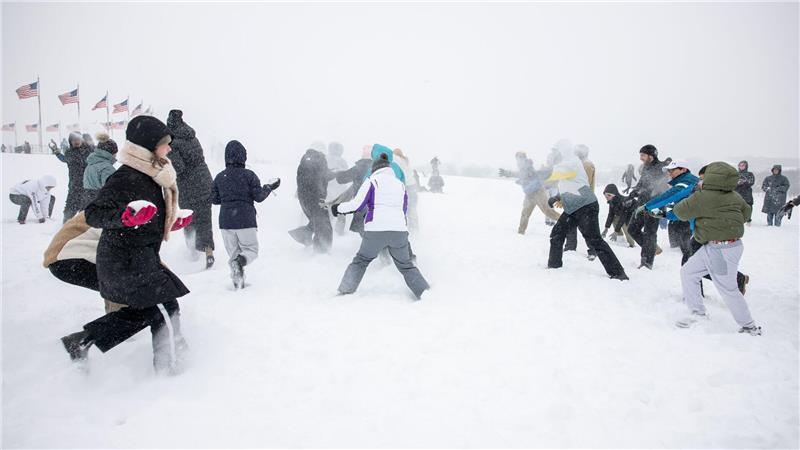 Das Extremwetter bringt auch Spaß, wie etwa bei einer ausgelassenen Schneeballschlacht in der US-Hauptstadt Washington. 