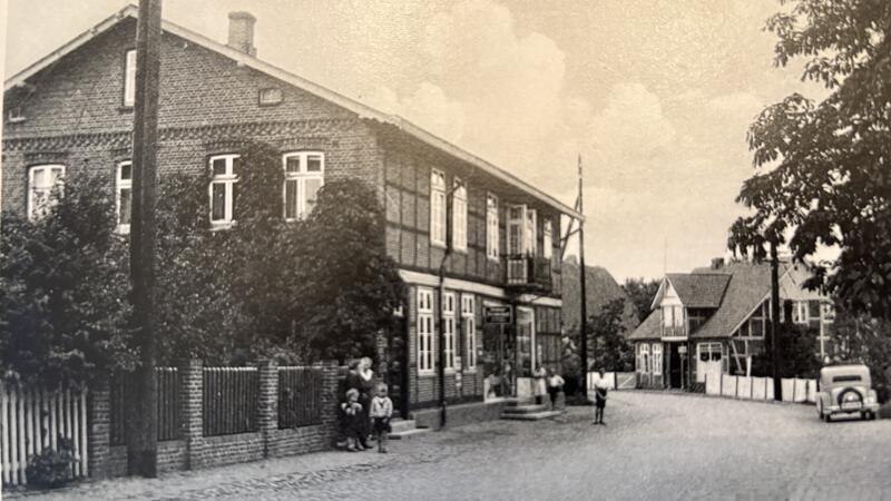 Mit 90 soll Schluss sein: Renate Engel will Porzellanladen schließen Das Fachwerkhaus an der Hauptstraße wurde im 18. Jahrhundert als Geschäftshaus gebaut. Seit 1935 ist es im Besitz der Familie Engel.