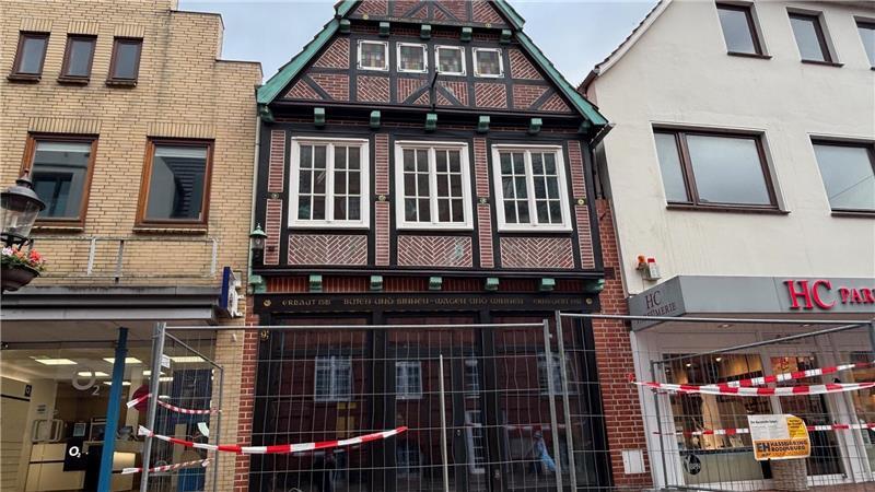 Das Fachwerkhaus an der Langen Straße 9 (Mitte) ist 1581 gebaut worden. Es gilt als eines der ältesten noch vorhandenen Wohn- und Geschäftsgebäude in Buxtehude. Der Eigentümer lässt es zurzeit sanieren.