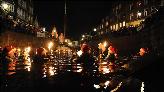Das Fackelschwimmen samt weihnachtlichem Liedgut wird in Stade seit Jahrezehnten zelebriert. Foto: DLRG Stade