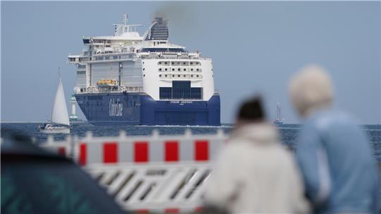 Das Fähr- und Kreuzfahrtschiff «Color Fantasy» der Reederei Color Line verlässt die Kieler Förde. 