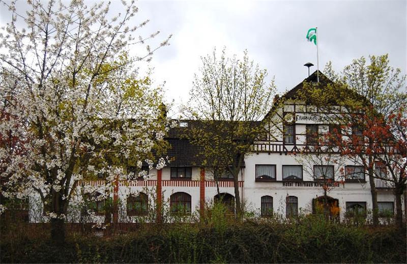 Das "Fährhaus Kirschenland": Das Traditionshaus in Jork ist auch Thema in der Reportage über das Alte Land, die im NDR-Fernsehen ausgestrahlt wird. Fotos: Archiv