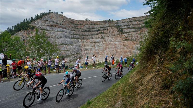 Lipowitz nach Schreckmoment als Dritter in Richtung Alpen Das Fahrerfeld der Tour de France auf dem Weg nach Carcassonne.