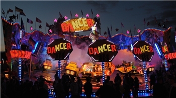 Das Fahrgeschäft „Dancer“ ist seit Jahren eine der Hauptattraktionen auf dem Pfingstmarkt in Neukloster.