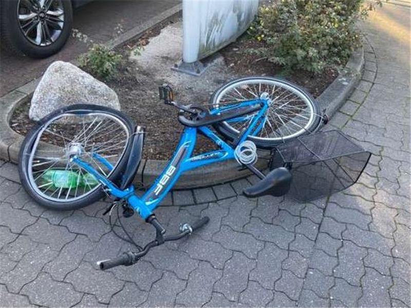 Das Fahrrad der Frau ist nach dem Überfall stark beschädigt. (Foto: Polizei Rotenburg)