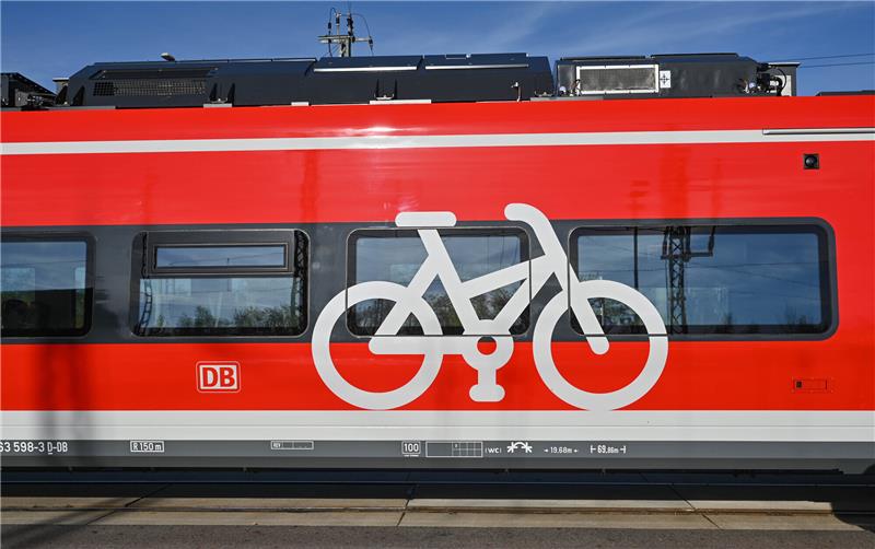 Das Fahrrad fährt mit: Das ermöglicht die Radmitnahme auf vielen Bahnverbindungen. Foto: Patrick Pleul/dpa/dpa-tmn