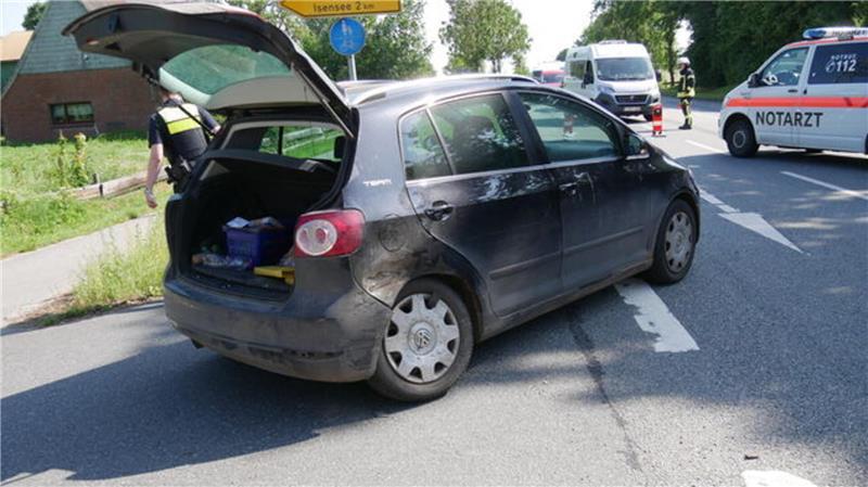 Das Fahrzeug der Unfallverursacherin wurde im hinteren Bereich stark beschädigt. Die 71-jährige Fahrerin blieb unverletzt.