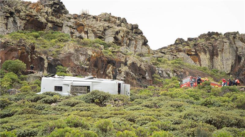 Das Fahrzeug des Unternehmens „Gomera Tours“ sei auf der Landstraße GM-2 in einer Kurve von der Fahrbahn abgekommen und einen Abhang hinuntergestürzt.