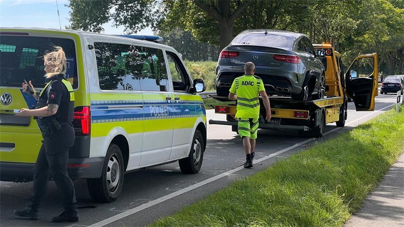 Das Fahrzeug des mutmaßlichen Täters wurde in Haddorf an der B73 abgeschleppt. Ein Politiker machte nun öffentlich, wer am Steuer saß.