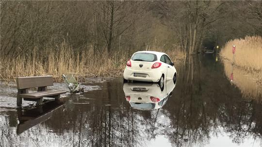 Das Fahrzeug hatte sich offenbar im knietiefen, über die Wümme getretenen Wasser festgefahren.