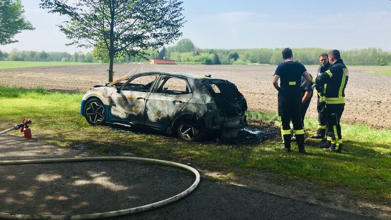 Das Fahrzeug brannte komplett aus.