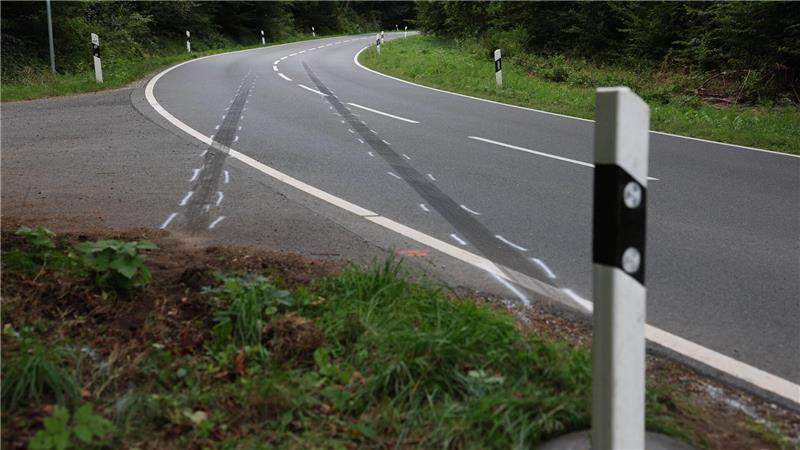 Tödlicher Unfall in Nordhessen: Zwei Ehepaare sterben Das Fahrzeug kam in der Nähe von Reinhardshagen von der Fahrbahn ab und prallte gegen mehrere Bäume, wie das Polizeipräsidium Nordhessen am Morgen mitteilte.