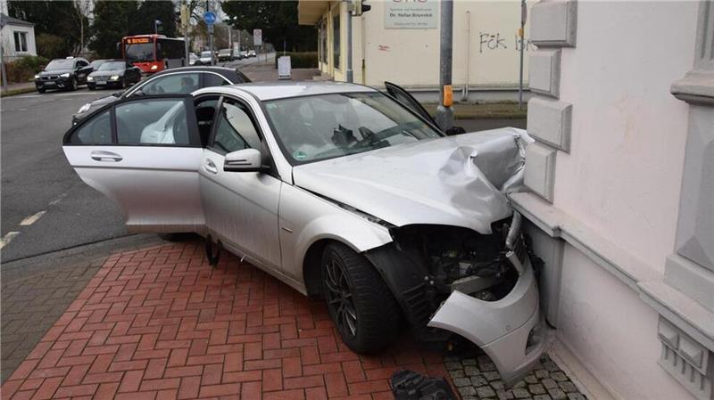 Das Fahrzeug prallte gegen das Gebäude der Kreiszeitung in Nordenheim.