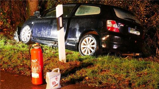 Das Fahrzeug prallte gegen einen Baum.