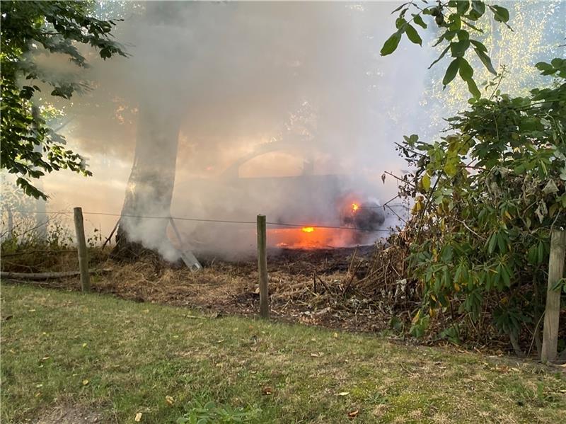 Das Fahrzeug steht in Flammen. Foto: Feuerwehr