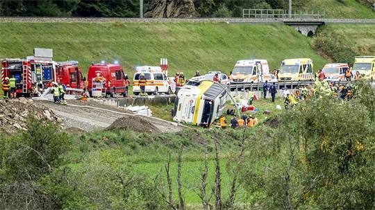 Das Fahrzeug stieß gegen eine Leitplanke.