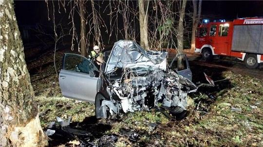 Das Fahrzeug wird bei dem Unfall in Wingst völlig zerstört. Der Fahrer konnte sich selbst befreien.