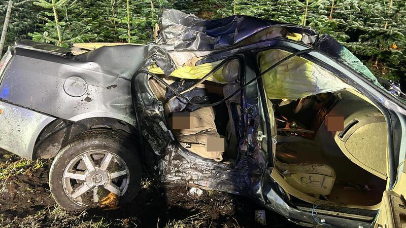 Nach Schädel-Hirn-Trauma durch Unfall: Fenja soll wieder nach Hause kommen Das Fahrzeug wurde durch die Kollision an der Beifahrerseite schwer beschädigt.